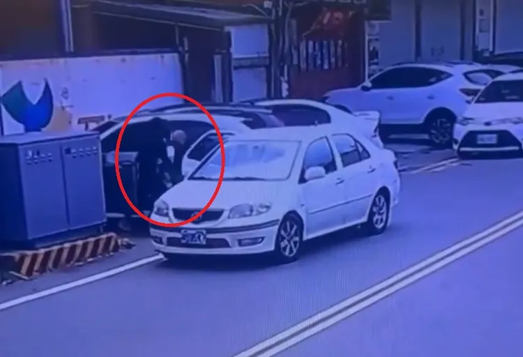 林女遭2名黑衣男子押上前方路邊的白色轎車，後方的白車也是共犯。資料照片