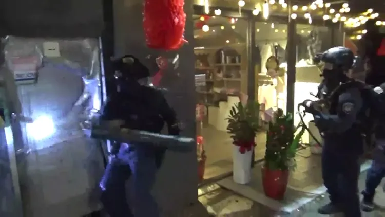 警方破門。蘆竹警分局提供