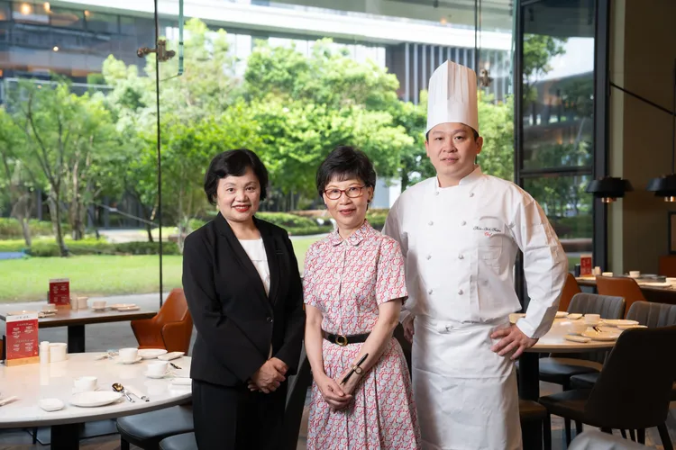欣葉‧鐘菜品牌營運協理黃黃麗姝(左起)，副董鐘雅玲即主廚吳志偉。業者提供