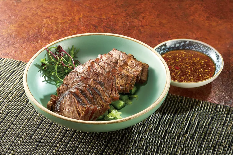 醬燒牛臉頰佐麻辣醬。業者提供