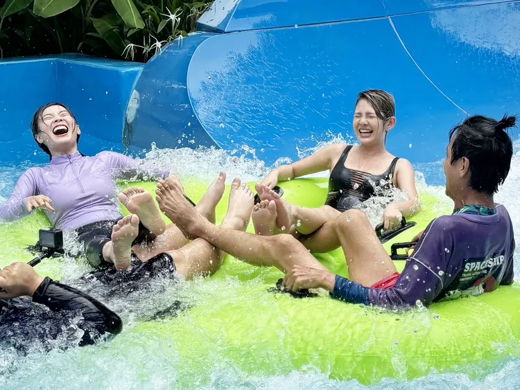 女藝人玩水上設施，尖叫聲不斷。民視提供