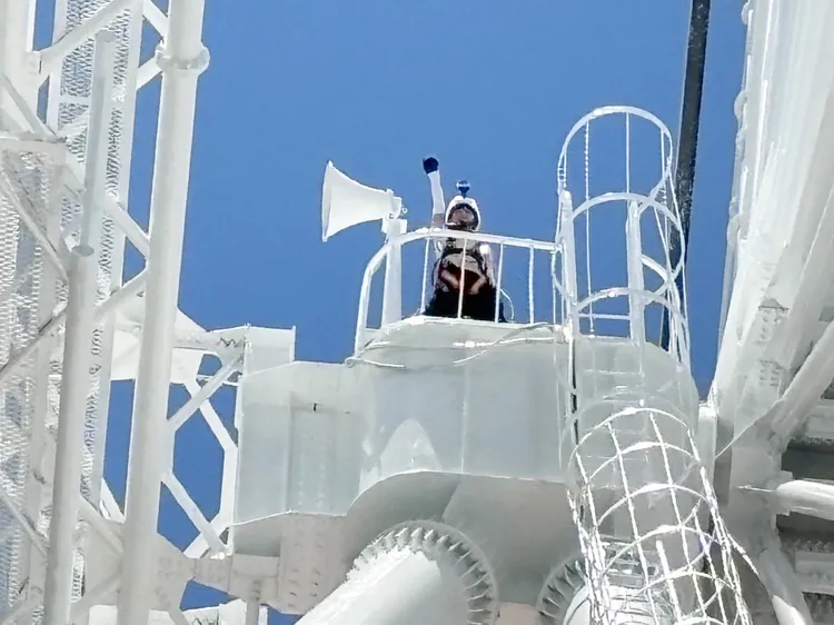 籃籃在高台跳最近流行的「提拉米蘇舞」。民視提供