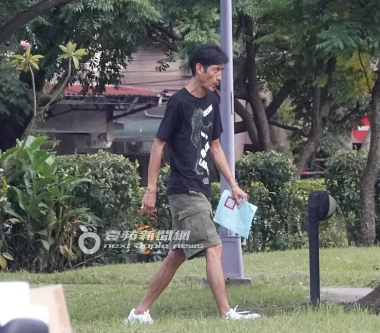 唐治平先前被《壹蘋》拍到拿著母親的死亡證明文件，走進板橋的玫瑰公園徘徊。特勤中心攝