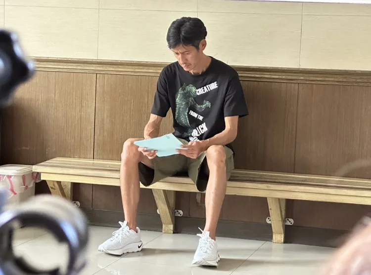 唐治平之前被拍到在母親相驗室外椅子上低頭看著認屍單據上母親名字，心中若有所思。資料照片曾佳俊攝