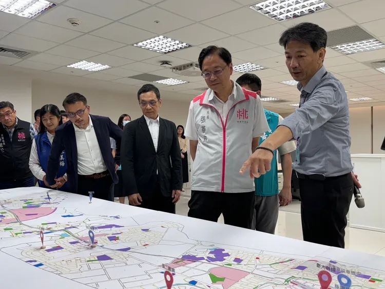 張善政了解都更運作。桃園市府提供