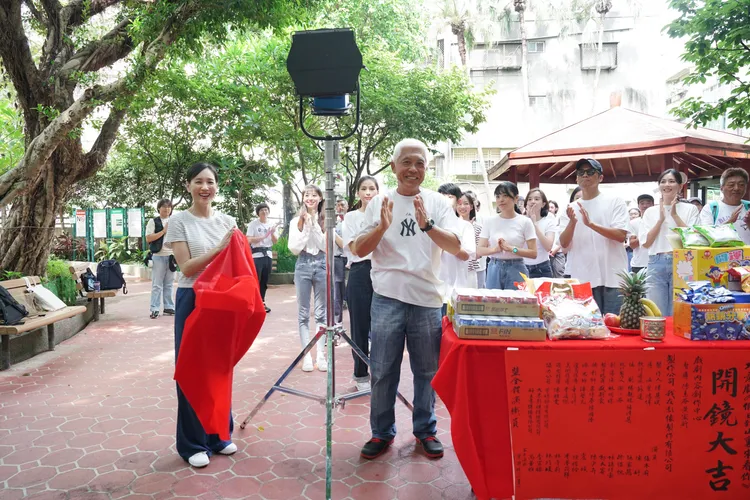 張本渝（左）隔10年重返大愛。大愛提供