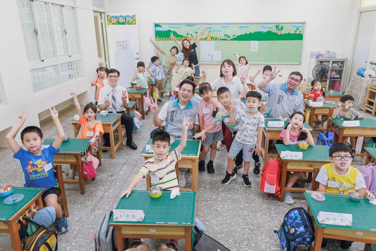 邱臣遠代理市長與小一新生吃水果。新竹市府提供