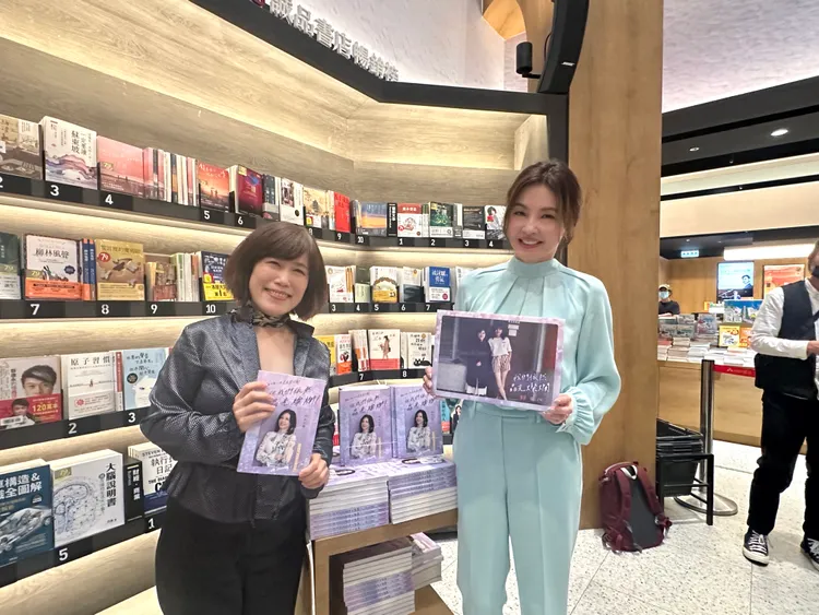 何如芸（右）新書分享會邀來相識34年輔大學姐趙靖宇主持。齊石提供