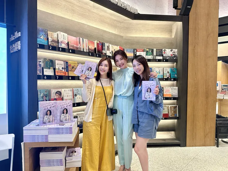 王宇婕（左）、林筳諭（右）到場支持何如芸新書分享會。齊石提供