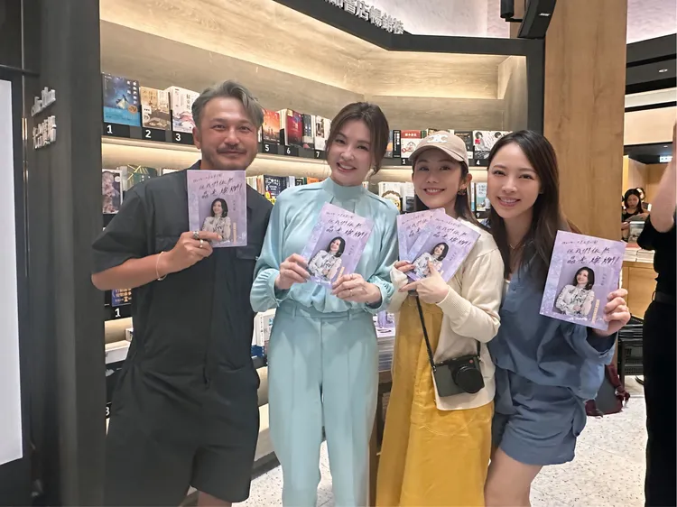 何如芸（左二）新書分享會圈內好友KID（左起）、王宇婕、林筳諭到場支持。齊石提供