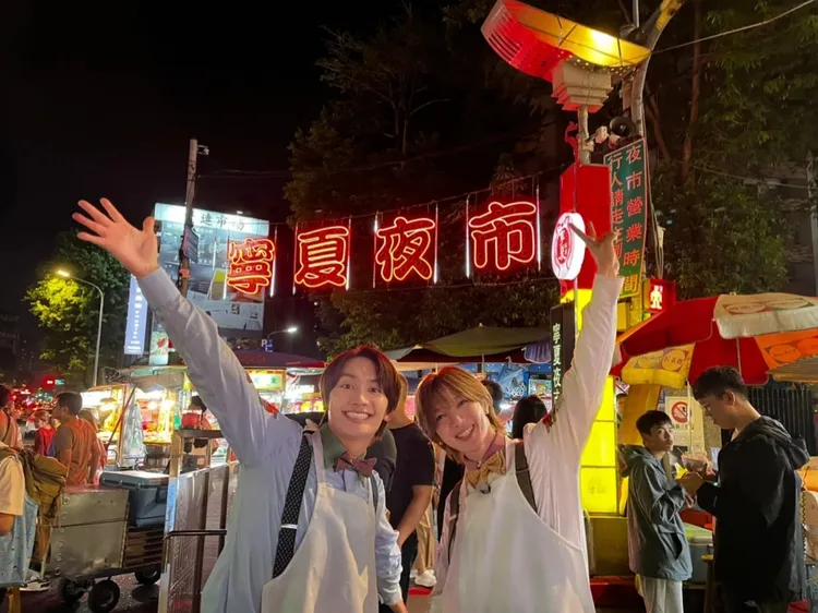 藤原丈一郎（左）今年4月時，曾與Travis Japan的七五三掛龍也來台出外景，到寧夏夜市開吃。翻攝富士電視台