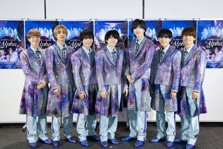 浪花男子由隊長大橋和也（左起）、高橋恭平、大西流星、西畑大吾、道枝駿佑、長尾謙杜、副隊長藤原丈一郎組成。大鴻藝術、超級圓頂提供