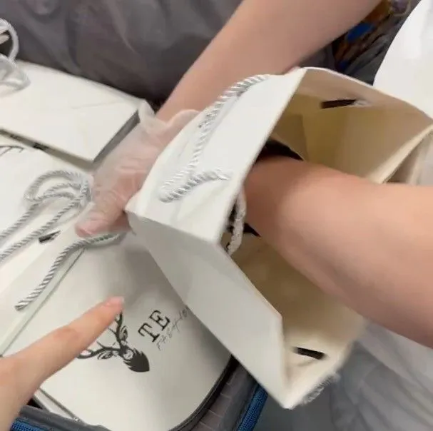 警方發現紙袋底板竟是海洛因毒品。航警局提供