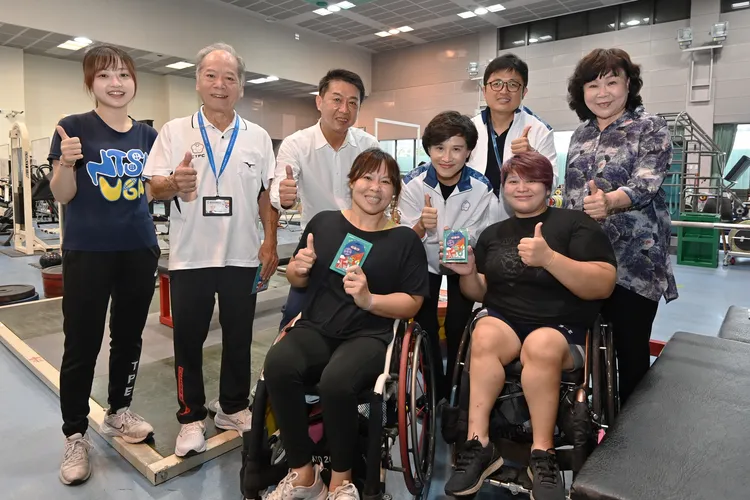 鄭麗君12日訪視「國家運動訓練中心」，為帕運代表團選手教練加油打氣。政院提供