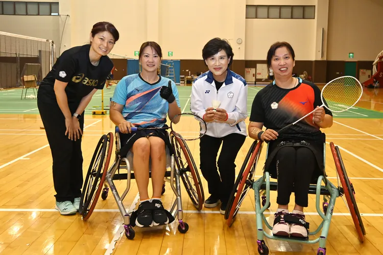 鄭麗君12日訪視「國家運動訓練中心」，為帕運代表團選手教練加油打氣。政院提供