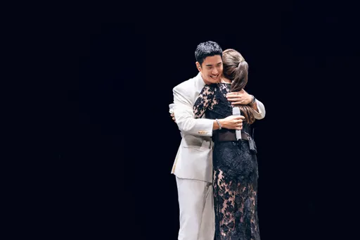 魏如萱失婚又怎樣!透視蕾絲裝辣翻了 喊周興哲「老公」獻愛的抱抱