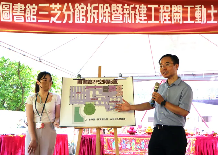 新北市立圖書館長王錦華簡報新建大樓設施規劃，將可容納藏書量約5萬冊。館方提供