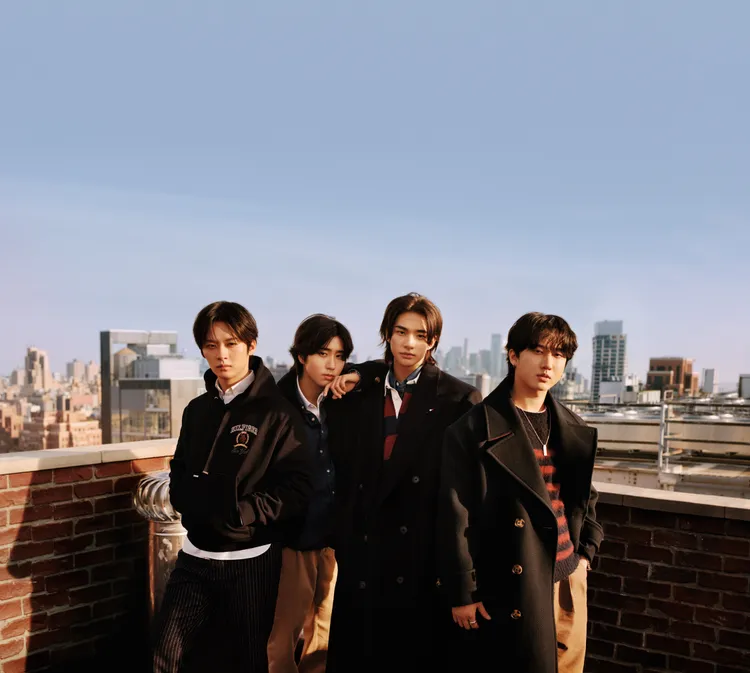 Stray Kids全員展現出美式學院風格的時尚穿搭。品牌提供