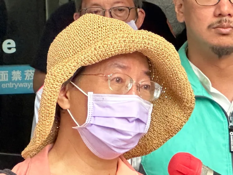 墓主聲淚俱下控訴。曾佳俊攝