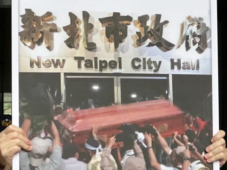 墓主們強調若當地水土保持問題沒解決，再有墓地受損，將會抬棺再來抗議。曾佳俊攝