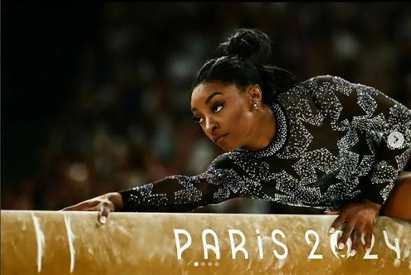 西蒙拜爾絲的另套體操服靈感來自於夜空。翻攝X