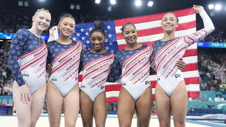 西蒙拜爾絲與隊友換上GK Elite打造的奧運戰袍。美聯社