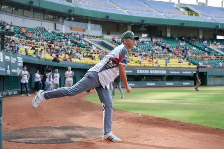 周惠賓上週至澄清湖參加台鋼雄鷹與統一獅比賽開球，以在地建商力挺在地企業，贊助台鋼雄鷹活動。葉家銘攝