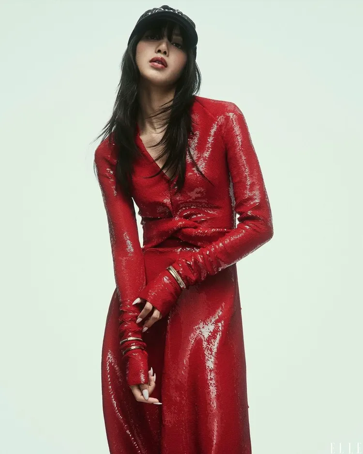 Lisa換上FERRAGAMO的紅色亮片刺繡洋裝。翻攝elleusa IG