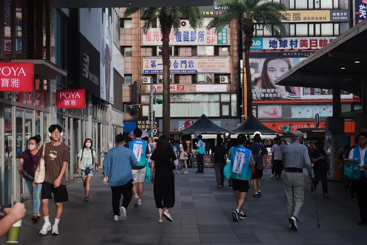 學生林廷翰號召基隆在地青年，進行反罷免宣講活動。翻攝照片