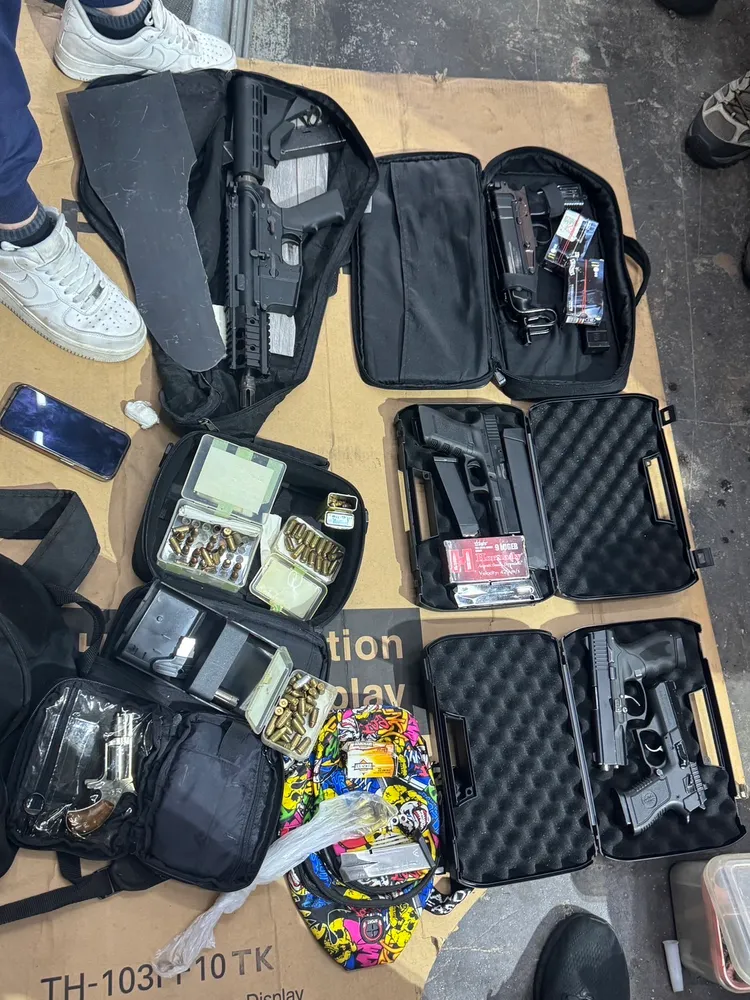 軍火庫中查獲8把長短槍及上百發子彈，包括有「槍王之王」蠍式衝鋒槍。翻攝畫面