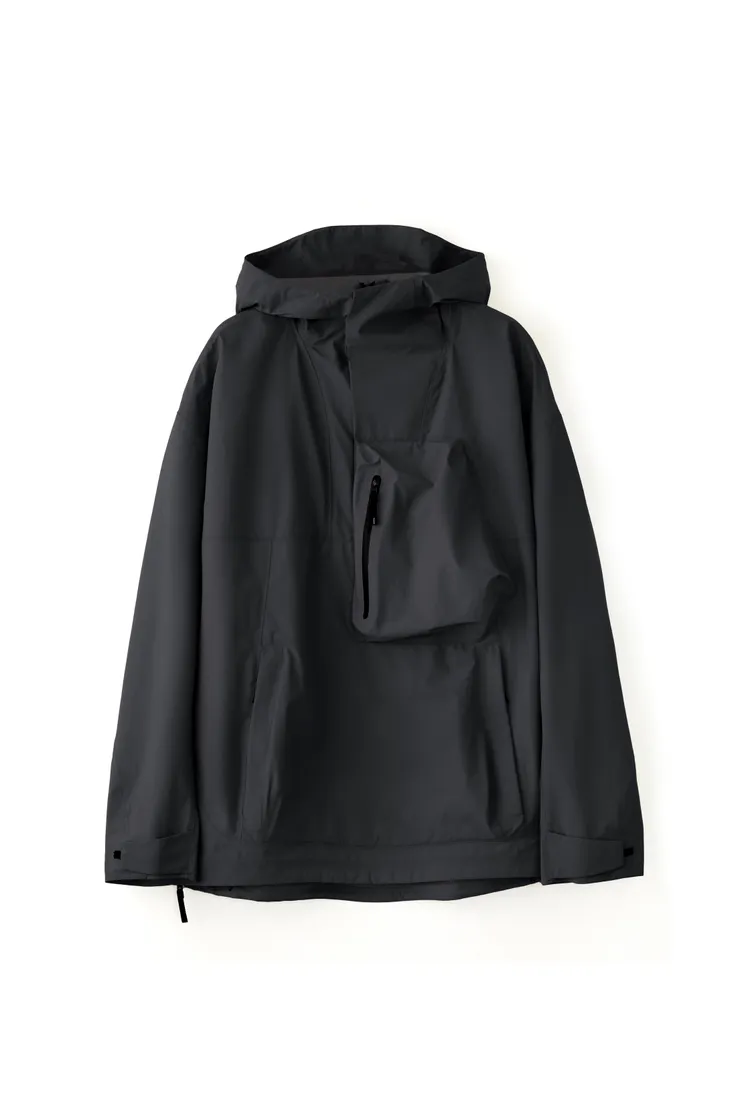 三層防水透氣城市機能連帽衝鋒衣（碳黑色），9990元。品牌提供