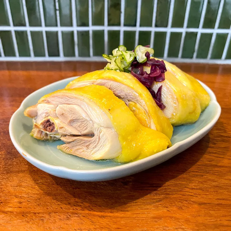 裡小樓以台灣家常菜和小菜聞名，鹽焗玉米雞腿也是招牌菜色。米其林提供