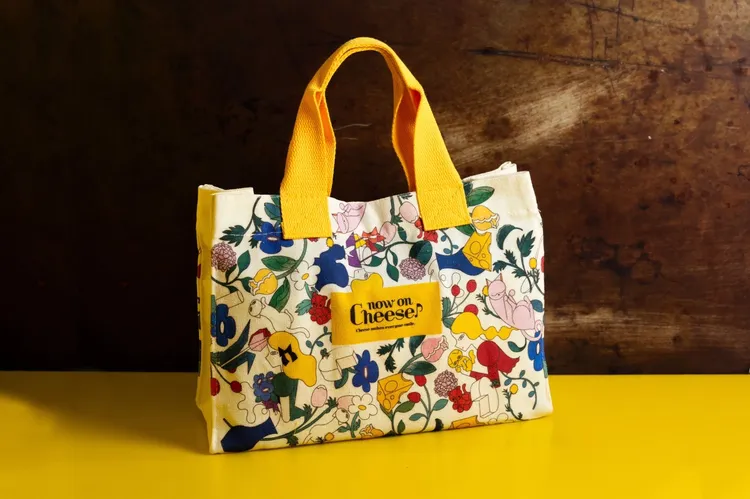 「夾心餅乾」系列消費滿四盒贈品牌托特袋。業者提供