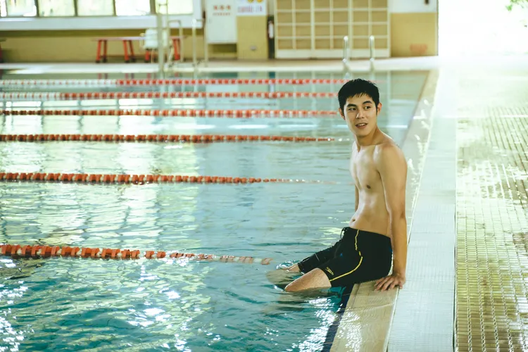 詹懷雲拍泳池戲秀身材。CATCHPLAY+提供