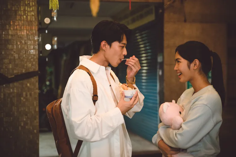 黃信赫（左）和雷嘉汭甜蜜對視。CATCHPLAY+提供