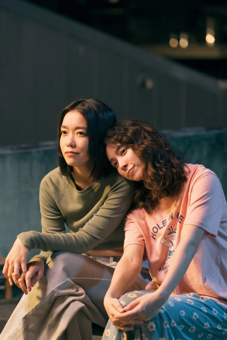 温貞菱（右）和李霈瑜在戲中飾演姐妹。八大提供