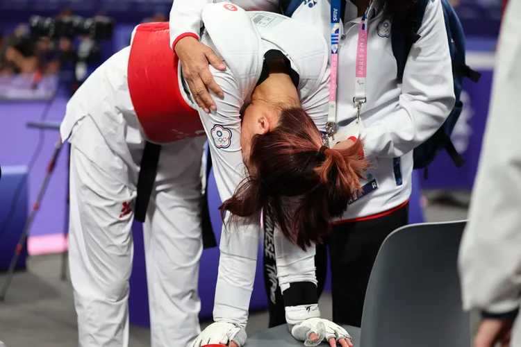 巴黎奧運羅嘉翎首戰對上黎巴嫩選手，最終以0比2惜敗，她賽後難掩失落、低頭啜泣。中央社