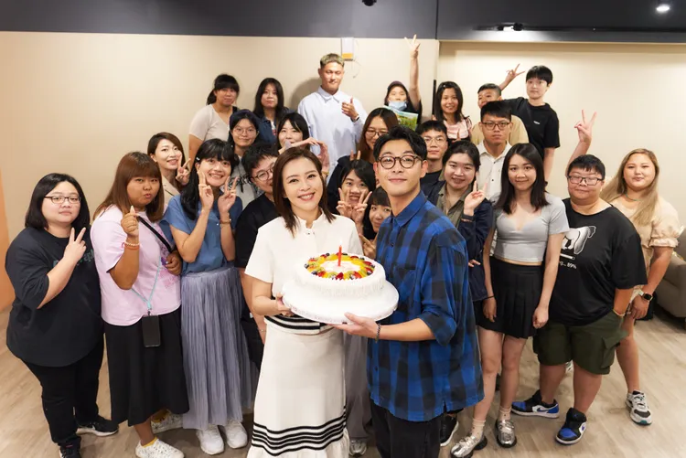 劉品言（前左）、連晨翔和一群粉絲慶生。鴻言娛樂提供