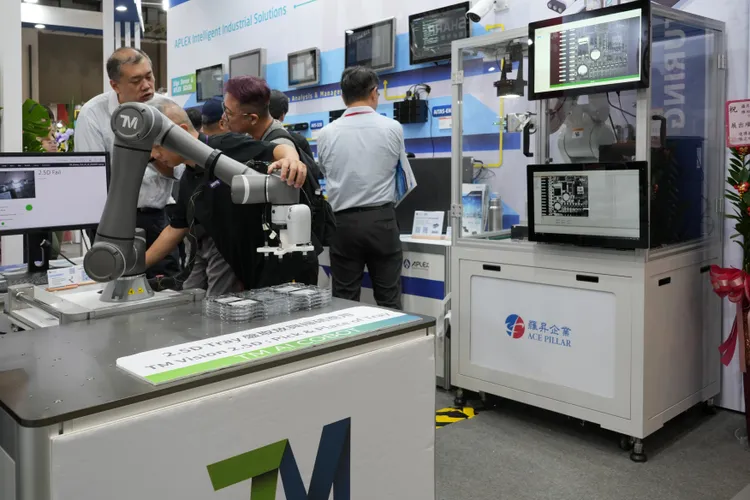 機械手臂瑕疵檢測應用，AI 結合硬體的虛實整合。羅昇提供