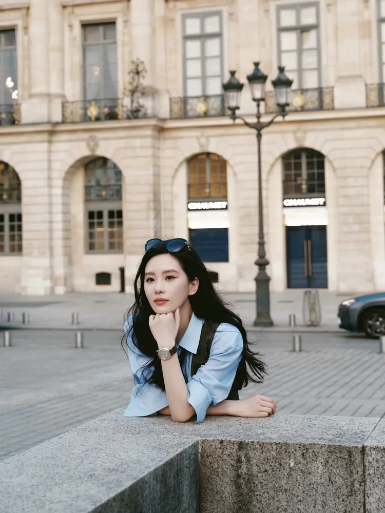 劉詩詩的學院風造型收穫網友一片好評。翻攝詩詩的小板報微博