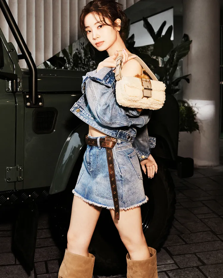 多賢於2024秋冬系列形象廣告演繹羊毛款迷你Colby Bag。品牌提供