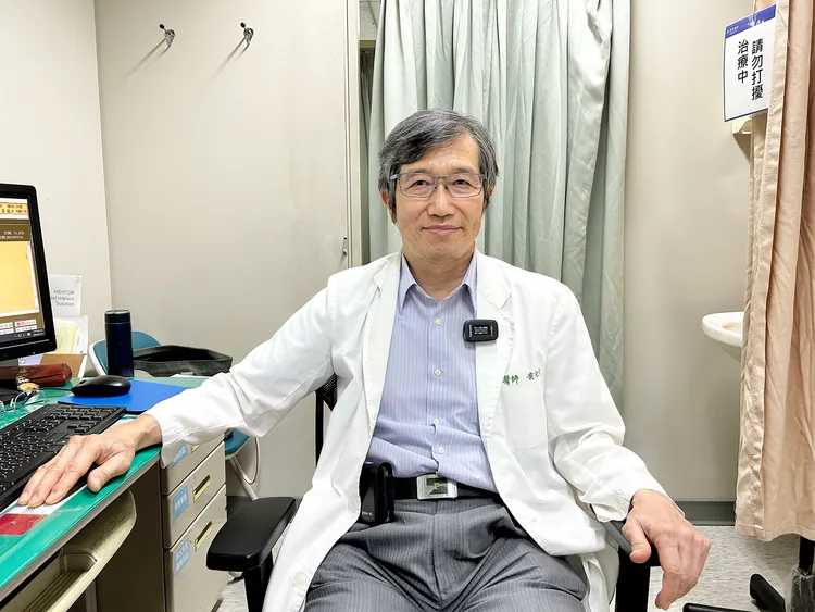 整形外科黃仁詮主任表示，醫療級皮膚組織膠防水、免換藥、免拆線，傷口癒合平整，已成為皮膚縫合的另一種選擇。中港澄清提供