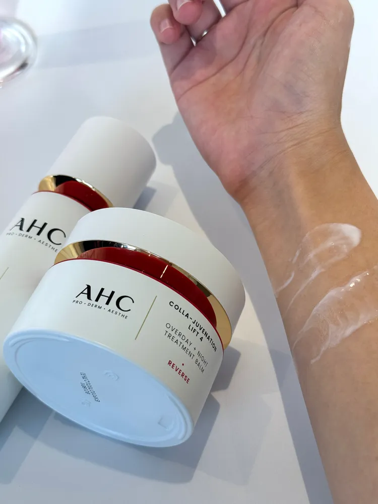 AHC醫美科研雙波抗老多肽膠原精華乳（手部上）與活膚霜（手部下）。張家玲攝