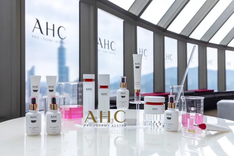 AHC推出醫美科研雙波抗老多肽膠原系列。品牌提供