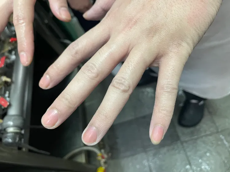 衛生局發現餐廳員工蓄留指甲等缺失。北市衛生局提供