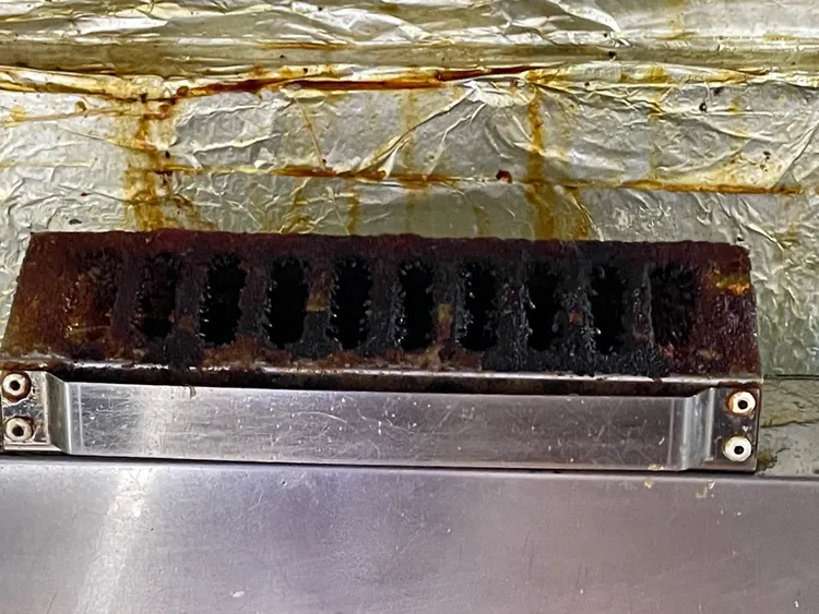 餐廳的抽油煙機未保持整潔。北市衛生局提供