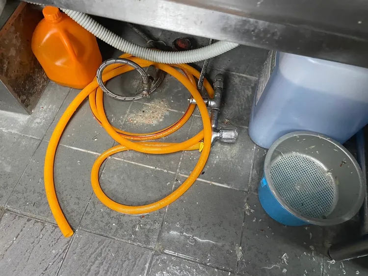 餐廳地面存在不潔問題。北市衛生局提供