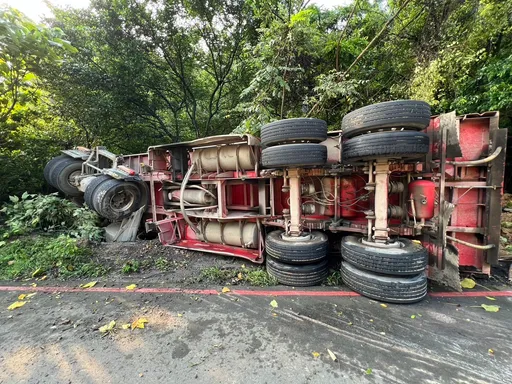 大貨車行經新店安祥路自撞翻覆 疑不熟路況過彎出事