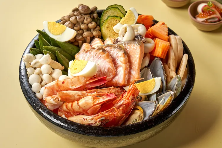 以濃郁咖哩搭配甜蝦殼及多種蔬菜熬製高湯，再加入各式海鮮打造均衡美味的札幌特色料理。業者提供