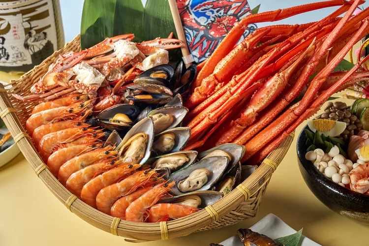 以昆布高湯及新鮮蔬菜搭配新鮮松葉蟹等海鮮。業者提供